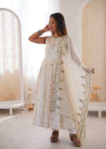 Spécial Aïd : Robe longue ethnique brodée pour femme, style Salwar Dupatta, idéale pour les fêtes du Ramadan, tenue de soirée, design musulman, séchage rapide - Product Image 4