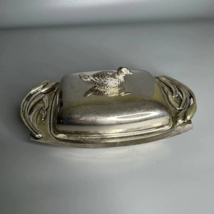 Beurrier vintage en métal argenté avec couvercle à poignée motif canard, utilisé comme mini plat de service pour desserts, pâtisseries et bouchées. - Product Image 1