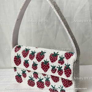 Sac à bandoulière de luxe fait main en perles rouges motif fraise, broderie de perles, pochette de soirée, sac à main de fête - Product Image 6