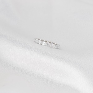 แหวนแต่งงานเพชรทรงเหลี่ยมอีมเมอรัลด์ 2.5 กะรัต ดีไซน์ทันสมัย เรียบหรู ดูดีเหมือนเครื่องประดับชั้นดี - Product Image 1