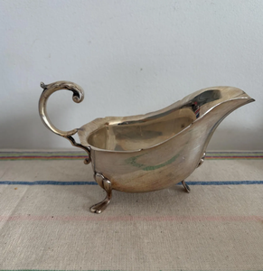 Soupière vintage en métal poli avec poignée courbée, couleur argent, pour table à manger, poignée décorative en acier inoxydable - Product Image 1