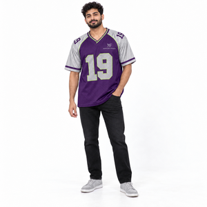 Camiseta Retro de Fútbol Americano Universitario con Letras Clásicas y Mangas a Rayas para Eventos de Antiguos Alumnos, Ligera y Cómoda - Product Image 4