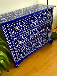 Commode artisanale en os incrusté avec finition décorative haut de gamme et organisation fonctionnelle à plusieurs tiroirs - Product Image 1