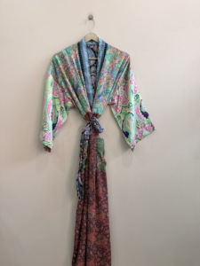Robe Kimono en Soie Satinée Faite Main avec Patchwork, Manches Longues, Fermeture à Cordon avec Logo sur le Devant, Idéale pour les Vacances, Peignoir d'Été - Product Image 1
