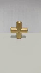 El acoplador de latón de 4 vías se utiliza ampliamente en plomería, líneas de aire neumáticas, sistemas hidráulicos y líneas de gas para permitir el flujo seguro de fluidos y gases. - Product Image 4