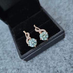 Boucles d'oreilles en moissanite de couleur bleu-vert, taille brillant rond, fabriquées en argent 925 par un fabricant de bijoux indien - Product Image 1