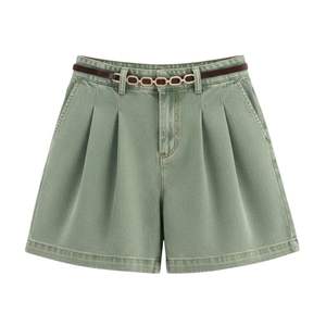 Shorts de Mezclilla Azul Deslavado de Cintura Alta con Dobladillo Deshilachado, Corte Ajustado, Prenda de Verano Moderna para Mujer - Product Image 4