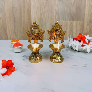 Diya en laiton portatif avec une poignée sculptée ornée et un bec verseur à mèche unique sur une base évasée robuste, à prix de gros. - Product Image 2