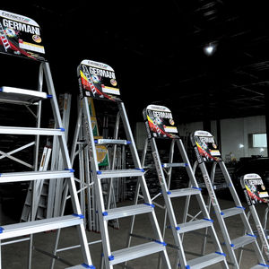 Escalera multiusos de aluminio con diseño estable y agarre seguro. - Product Image 1