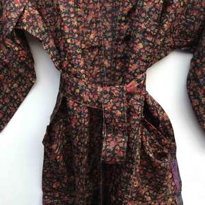 Robe longue kimono vintage en soie indienne pour femme, avec ceinture, style bohème, douce, pour l'été, idéale comme vêtement de nuit, robe de chambre, robe de demoiselle d'honneur ou de maternité, à ouverture frontale. - Product Image 4