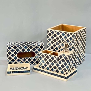 Juego de Accesorios de Baño Modernos Portátiles de Tres Piezas en Blanco y Negro con Diseño de Cuatro Hojas de ILAHI, Dispensador de Jabón y Caja para Toallas de Papel - Product Image 5