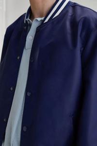 เสื้อแจ็คเก็ตวาร์ซิตี้สีน้ำเงินกรมท่าสำหรับผู้ชาย ทรงปกติ ปกคอพับ ติดกระดุม สีพื้น ผ้าโพลีเอสเตอร์ เหมาะสำหรับใส่ในฤดูใบไม้ร่วง - Product Image 3