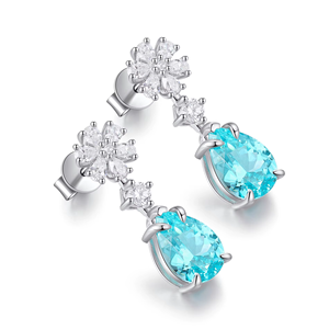 Boucles d'oreilles élégantes et uniques en argent avec un diamant bleu taille poire au centre et des accents de diamants blancs pour mariage - Product Image 4