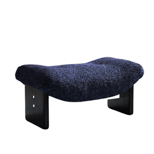 Reposapiés otomano tapizado en tela bouclé verde oscuro con un acabado texturizado, con patas de madera duraderas de tono oscuro. - Product Image 4