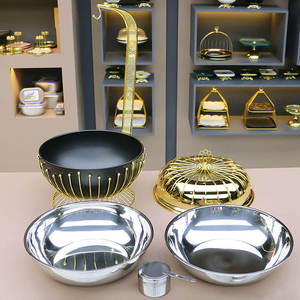 ถาดอุ่นอาหารทรงกลมพรีเมียมสีทอง พร้อมฝาแก้วไฮดรอลิกแบบปิดนุ่มนวล และขาตั้งทรงเสาแข็งแรง สำหรับงานจัดเลี้ยงระดับสูง - Product Image 4