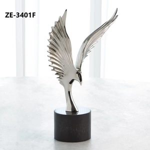 Sculpture Métallique Artisanale de Luxe pour Décoration Artistique de Salon – Aigle en Aluminium Plaqué Or pour Projets Intérieurs Haut de Gamme - Product Image 2