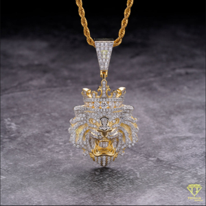 Collar con Colgante de Corona de León Premium con Diamantes Cultivados en Laboratorio y Acabado de Alto Brillo - Product Image 2