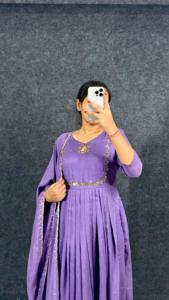 Robe Anarkali longue de luxe, magnifique, de créateur, en tissu épais, style indien et pakistanais, avec dupatta, pour mariage et soirée - Product Image 2