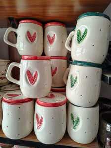 Tasses à café en céramique à motif cerise, faites à la main, design mignon, blanches avec des points roses, lavables au lave-vaisselle, pour un usage domestique - Product Image 3