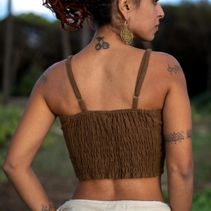 Top court en coton bohème avec design style corset et bretelles réglables, idéal pour les tenues d'été et les festivals - Product Image 2