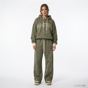 Conjunto de Sudadera con Capucha Oversize Verde Oliva y Pantalones Jogger de Pierna Ancha con Detalles de Pedrería, de Algodón Afelpado, Estilo Urbano, Venta al por Mayor OEM - Product Image 1