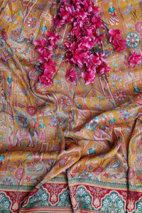 Tela Jacquard Crepé Natural Amarillo Mostaza con Estampado Étnico y Posiciones de Paisajes, Borde de Elefantes, Suave, Transpirable, Mediana, para Niñas - Product Image 4