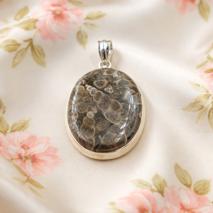 Colgante de lujo inspirado en la naturaleza marina con textura abstracta de concha natural, hecho a mano en plata de ley 925. - Product Image 6