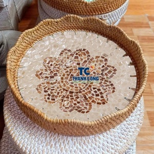 Plateau en rotin et nacre festonnée, choix durable, décoration artisanale naturelle pour les marques de vente au détail éthiques, plateau incrusté de perles - Product Image 1