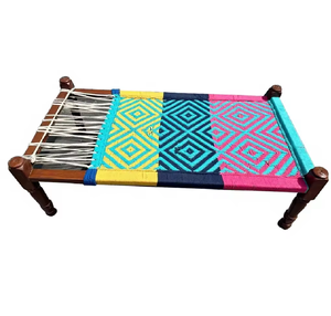 Lit de jour en charpai en bois artisanal avec un motif géométrique multicolore en corde tressée, disponible à prix de gros. - Product Image 1