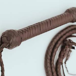 Látigo largo trenzado de cuero duradero para vaqueros, diseño para entrenamiento al aire libre o uso en espectáculos, látigo para cazadores - Product Image 2