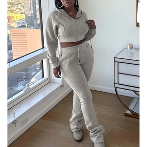 Ensemble de sport décontracté pour femme en polaire rouge 2 pièces : crop top à capuche et pantalon long - Product Image 4