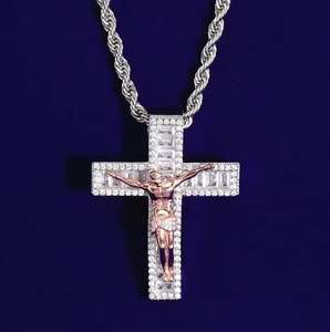Colgante de cruz con incrustaciones unisex, figura de Jesús en oro rosa, con moissanita de corte brillante engastada en bisel, de plata 925, de lujo, estilo Hip Hop para fiesta - Product Image 2