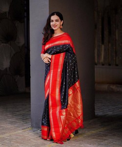 Sari de Seda Rojo y Negro con Borde Dorado, Traje Tradicional Indio para Bodas, para Mujer, Largo hasta el Suelo, Corte Regular - Product Image 1