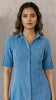 Robe midi en jean bleu avec col rabattu et manches courtes pour femme, en tissu léger, style moderne, coupe confortable