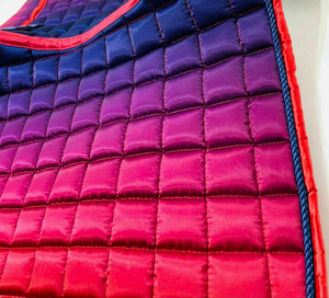 Tapis de selle d'équitation personnalisés haut de gamme en polyester satiné avec mousse de polycoton de haute qualité - Product Image 6