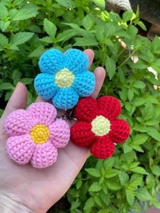 Jolies fleurs au crochet, porte-clés fleurs au crochet, porte-clés nœud, breloque de sac, cadeau pour les amoureux, cadeau pour les femmes - Product Image 1