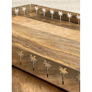 Bandeja rectangular de madera con bordes metálicos plateados con diseño de palmera y patas de bola, perfecta para decoración tropical del hogar y para servir. - Product Image 5
