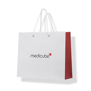 Bolsa de Compras Blanca Medicube de Alta Calidad Hecha en Corea con Diseño de Letras - Product Image 1