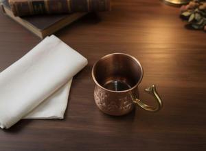 Tasse en cuivre gravée à motif floral, vaisselle élégante idéale pour le thé, le café, l'eau, le service des invités et la consommation à la maison, provenant d'Inde. - Product Image 2