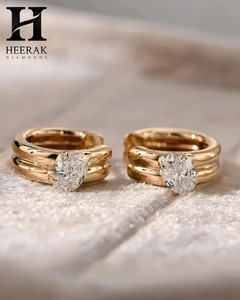 ต่างหูเพชรทรง Huggie แบบสองวง ดีไซน์หรูหรา เพชร Radiant Cut ทอง 14K ต่างหูแบบวงแหวนไขว้สำหรับผู้หญิง - Product Image 5