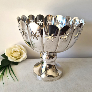 Cuenco de Metal Hecho a Mano con Diseño de Flor Blanca, Pedestal de Latón Antiguo, Ecológico, Vajilla para Bodas, Plato para Servir Alimentos - Product Image 1
