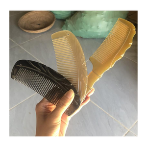 Peigne en corne de buffle poli à la main, classique, réglable et portable Celestial Tames, qui transforme les cheveux épais et indisciplinés en des cheveux soyeux et parfaits. - Product Image 2