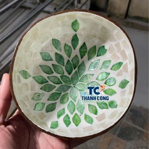 Cuencos de Cáscara de Coco Ecológicos al Precio Más Bajo, Venta al por Mayor, Hechos a Mano, con Incrustaciones de Follaje Verde, Marca Vietnamita - Product Image 1