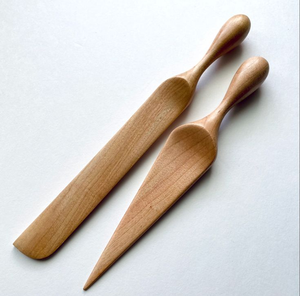 Cuchara para servir pasteles de madera natural, 2 piezas, forma triangular, para uso en su vajilla doméstica. - Product Image 1