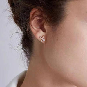 Boucles d'oreilles clous tendance en platine naturelle 18 carats avec perle grise, 11-12 mm, vente en gros du fabricant, cadeau assorti - Product Image 3