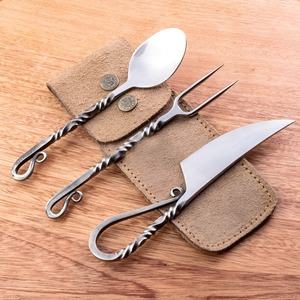 ชุดช้อนส้อมมีดไวกิ้ง 3 ชิ้น ทำด้วยมือ ด้ามจับแบบเกลียวคู่ พร้อมปลอกหนัง ทำมือ สไตล์ยุคกลาง สำหรับแคมป์ปิ้ง - Product Image 3