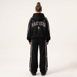 Conjunto Deportivo de Sudadera con Capucha Negra Extra Grande para Mujer con Detalles de Pedrería Plateada y Pantalones Anchos, Proveedor Mayorista Personalizado - Product Image 2