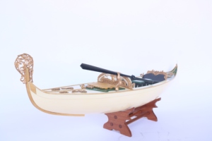 Gondole vénitienne # 2 - BATEAU ITALIEN TRADITIONNEL EN BOIS PEINT À LA CRÈME - Product Image 2
