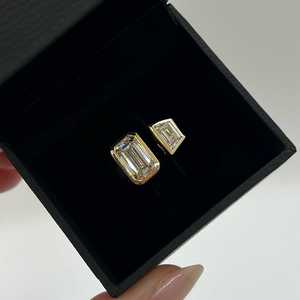 Anillo de compromiso de diamante esmeralda trapezoidal de 4 quilates cultivado en laboratorio, oro macizo de 14K 18K personalizado, con engaste de bisel Toi et Moi, banda moderna, venta al por mayor - Product Image 4