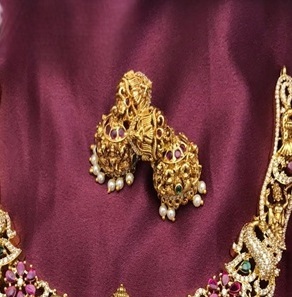 Ensemble collier et boucles d'oreilles élégants en laiton plaqué or antique de qualité supérieure pour femmes, idéal pour les occasions de mariage et les cadeaux. - Product Image 2